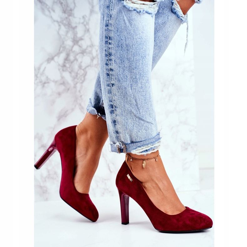 Bombas femininas de camurça cor de vinho em um bar Sergio Leone Campbell vermelho 2