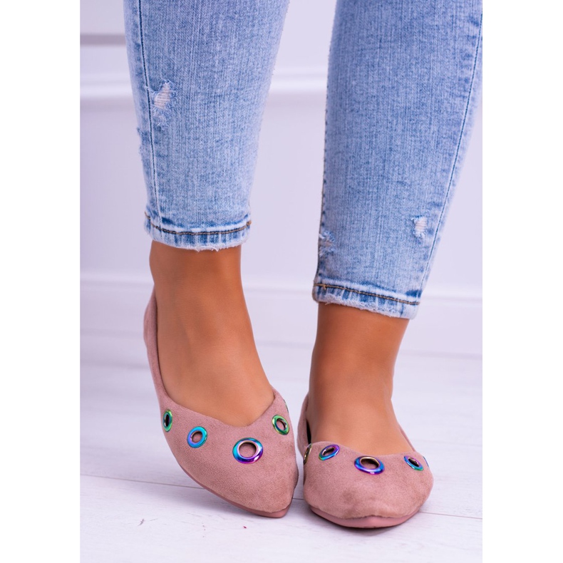 Bailarina rosa de Lu Boo em Octavia Spitz ilhós de gasolina 2