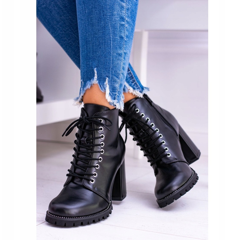 Botas pretas de Lu Boo em um post com strass Halsey preto 1