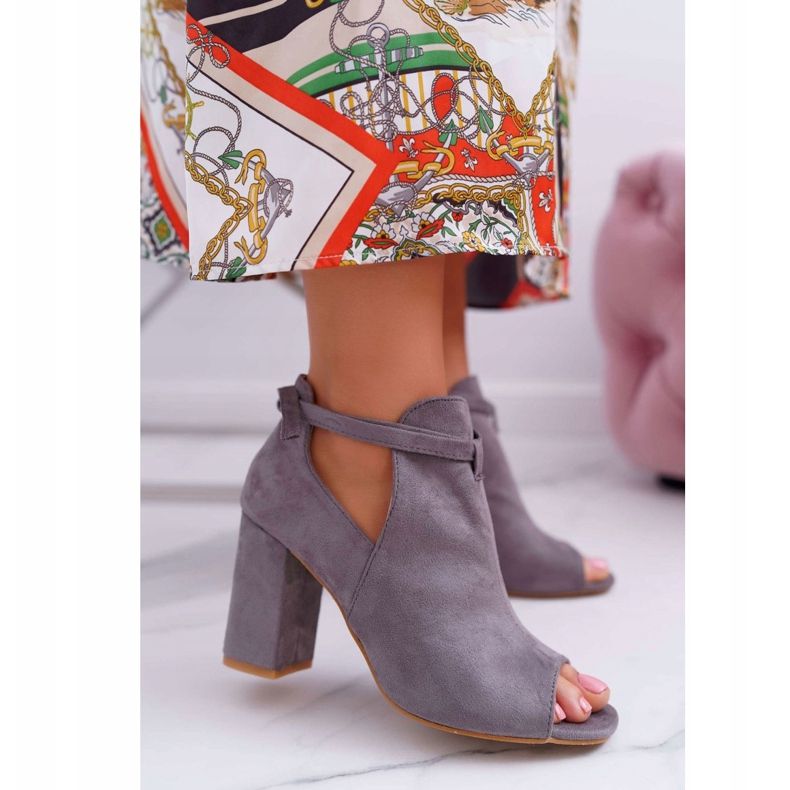 Vinceza Sandálias de bota cinza em uma barra cinza aberto na ponta dos pés 1