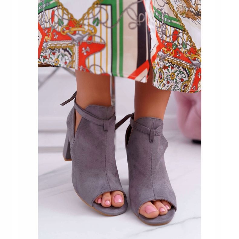 Vinceza Sandálias de bota cinza em uma barra cinza aberto na ponta dos pés 2