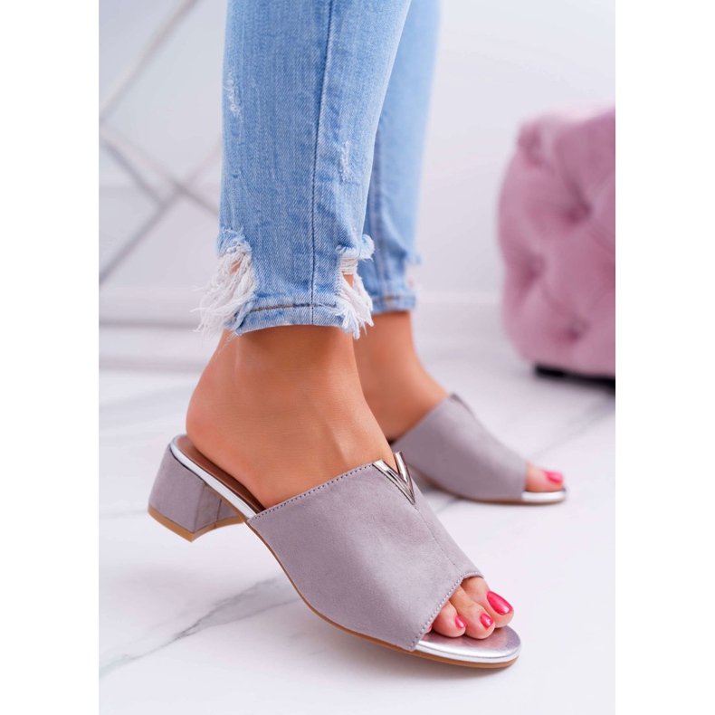 Vinceza Chinelos elegantes clássicos femininos em um bloco cinza demea 2