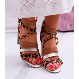 FE1 Sandálias femininas elegantes de salto alto e cintos Villey castanho 2