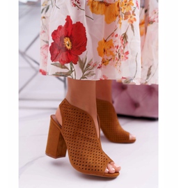 FW1 Peep Toe Camel Nevienna com sandálias de salto alto marrom 1