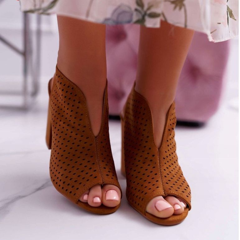 FW1 Peep Toe Camel Nevienna com sandálias de salto alto marrom 2