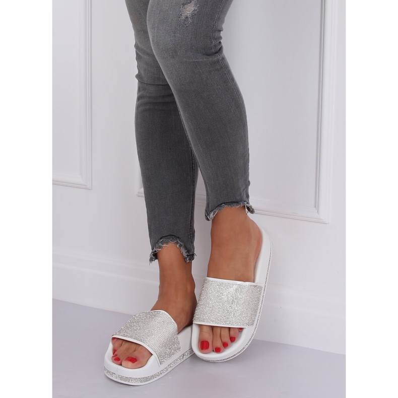 Chinelos brancos N-59 brancos em uma sola grossa cinza 2