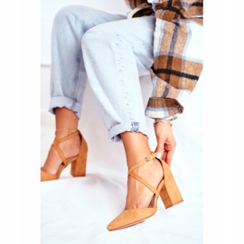 PS1 Bombas femininas no calcanhar no tráfego de camelos do Spitz castanho 2 PS1 Bombas femininas no calcanhar no tráfego de camelos do Spitz castanho 2