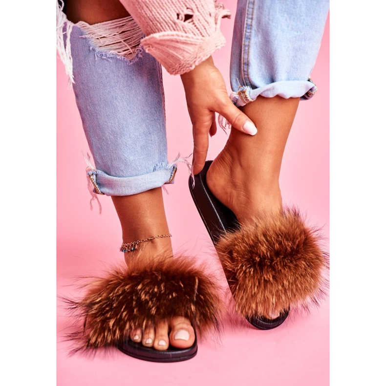 Chinelos femininos com pele natural marrom Naturis castanho 2