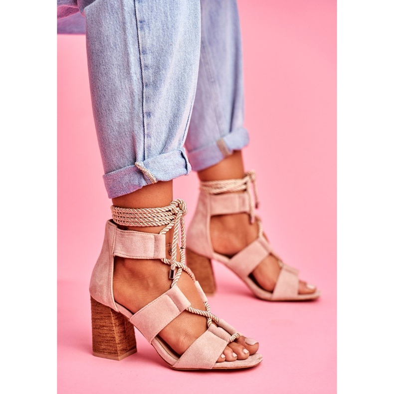 SEA Sandálias femininas no salto com camurça amarrada bege Amore 1