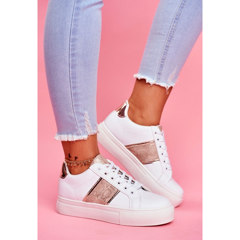 Calçados esportivos femininos brancos e dourados continuam em alta 1