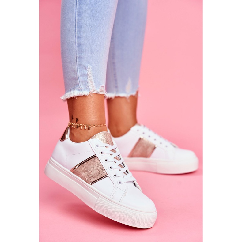 Calçados esportivos femininos brancos e dourados continuam em alta 2