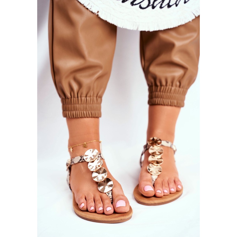 FJ1 Sandálias femininas elegantes com placa dourada cobra casandra bege 1