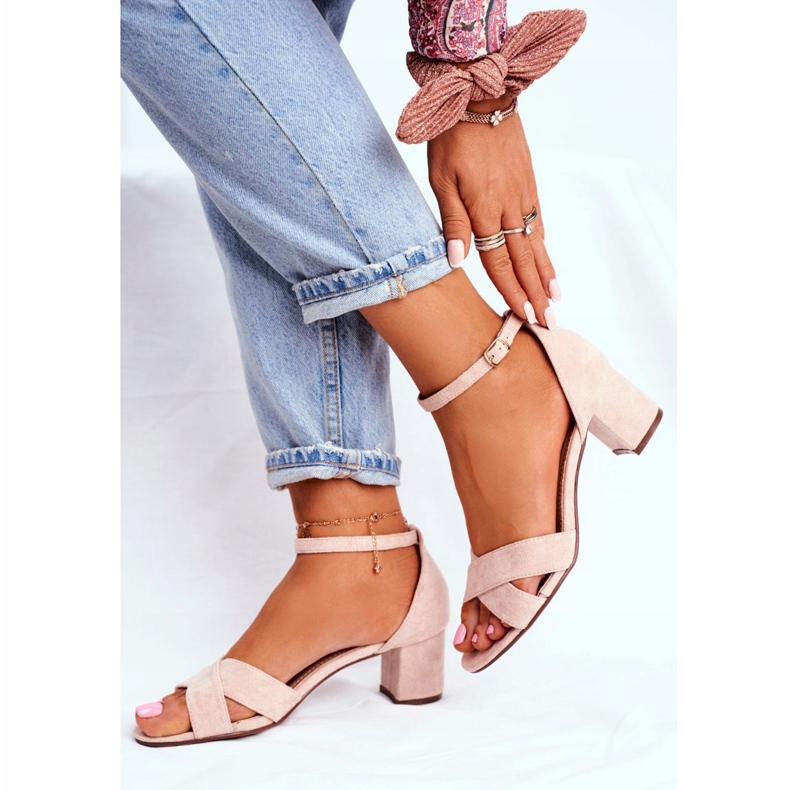 FW1 Sandálias de camurça bege em uma barra Nela 2