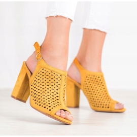 Weide Sandálias a céu aberto em um bar amarelo 2