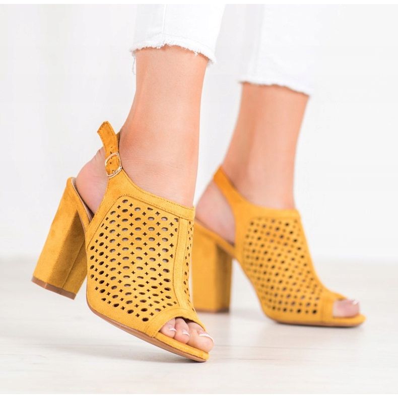 Weide Sandálias a céu aberto em um bar amarelo 2