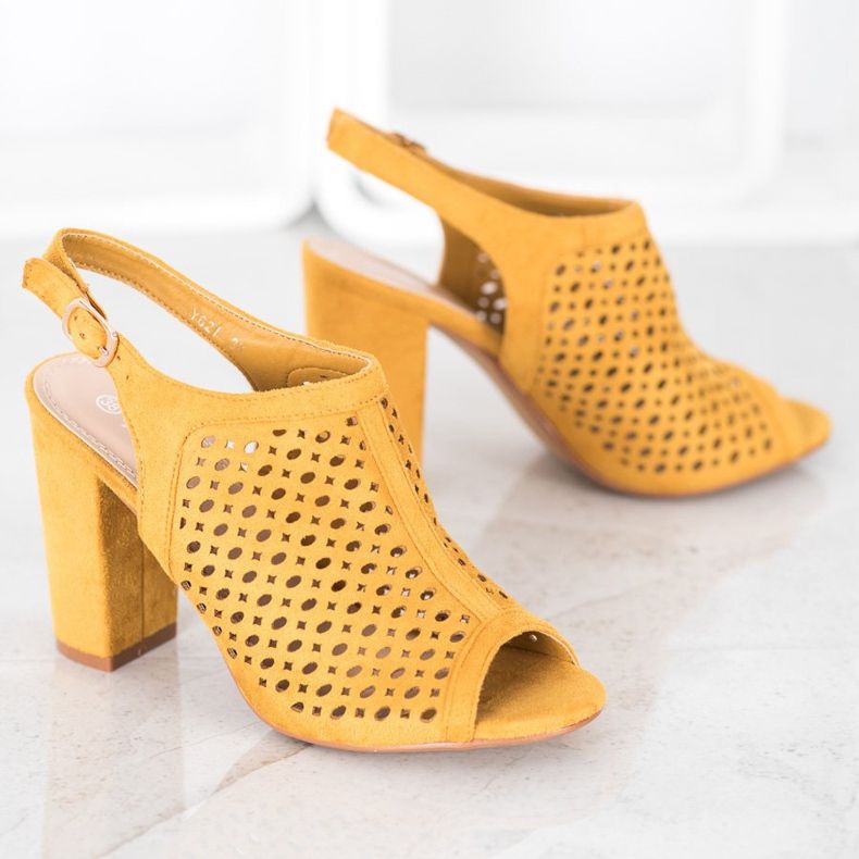 Weide Sandálias a céu aberto em um bar amarelo 1