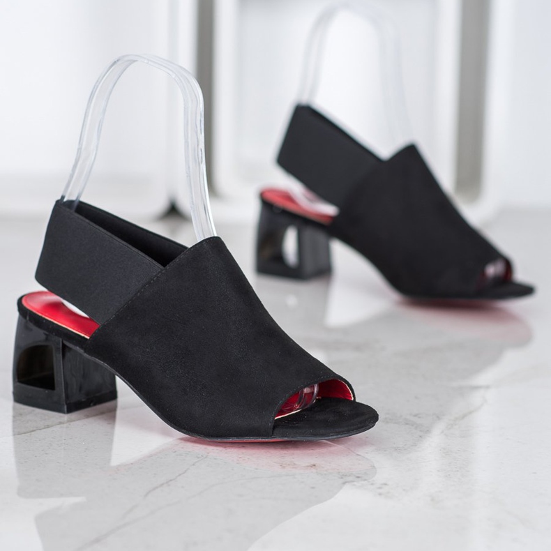 Goodin Sapatos deslizantes em um poste preto 1