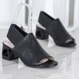 Goodin Sapatos deslizantes em um poste preto 1