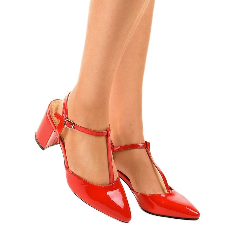 Bombas vermelhas no posto D85-17 vermelho 1