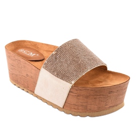 Chinelos bege na plataforma 77-99 1