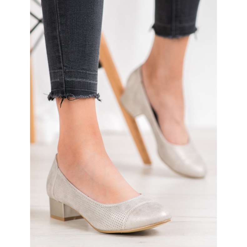 Goodin Bombas a céu aberto em um pilar dourado 1