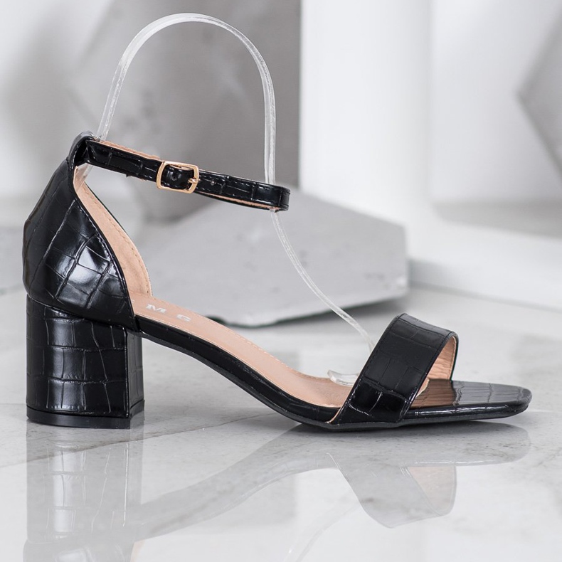 SHELOVET Sandálias casuais em um bar preto 2