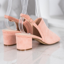 Small Swan Sapatos de pólvora em um bar rosa 2 Small Swan Sapatos de pólvora em um bar rosa 2