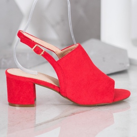 Small Swan Sapatos vermelhos em um poste 2