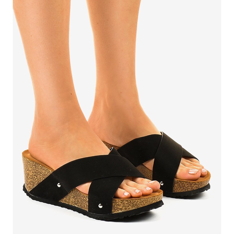 Chinelos GU53 pretos na cunha 1