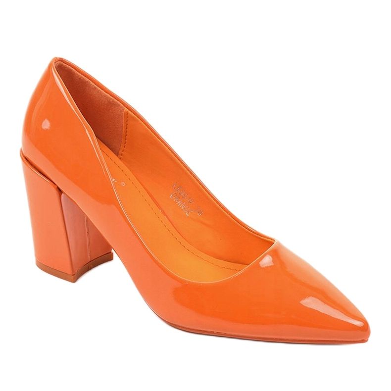 Bombas laranja no posto LE061P 1