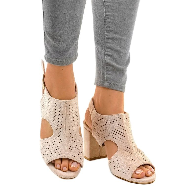 Sandálias bege com lapidação e corte 99-33A 1