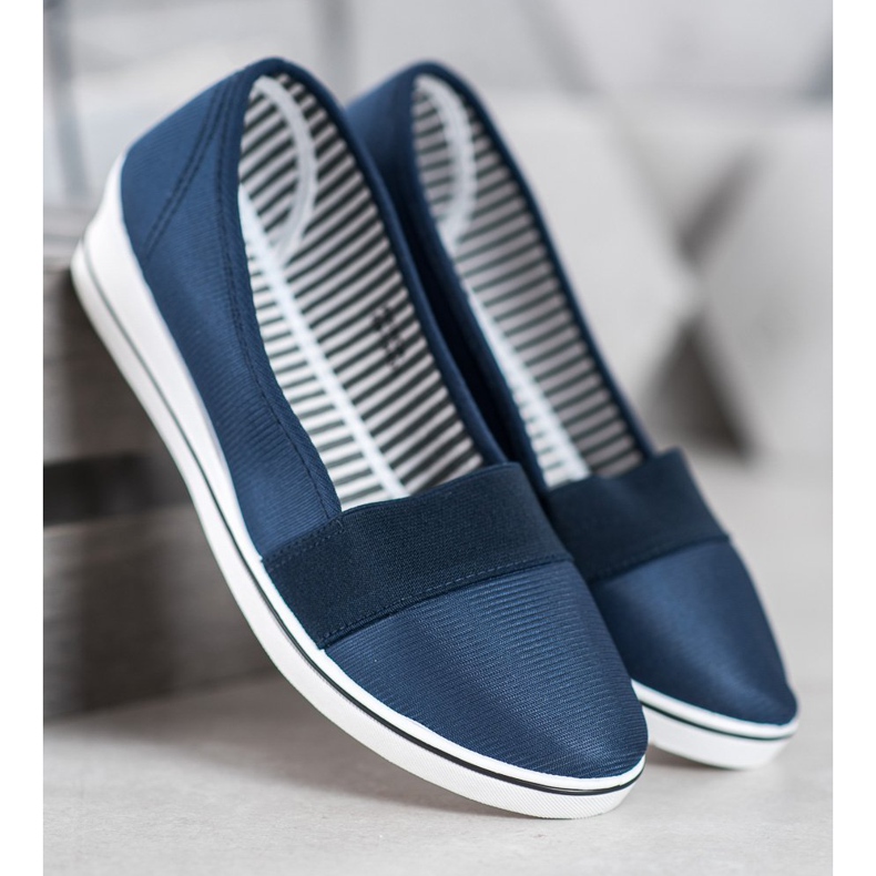 Renda Slipons azul marinho em uma cunha 2