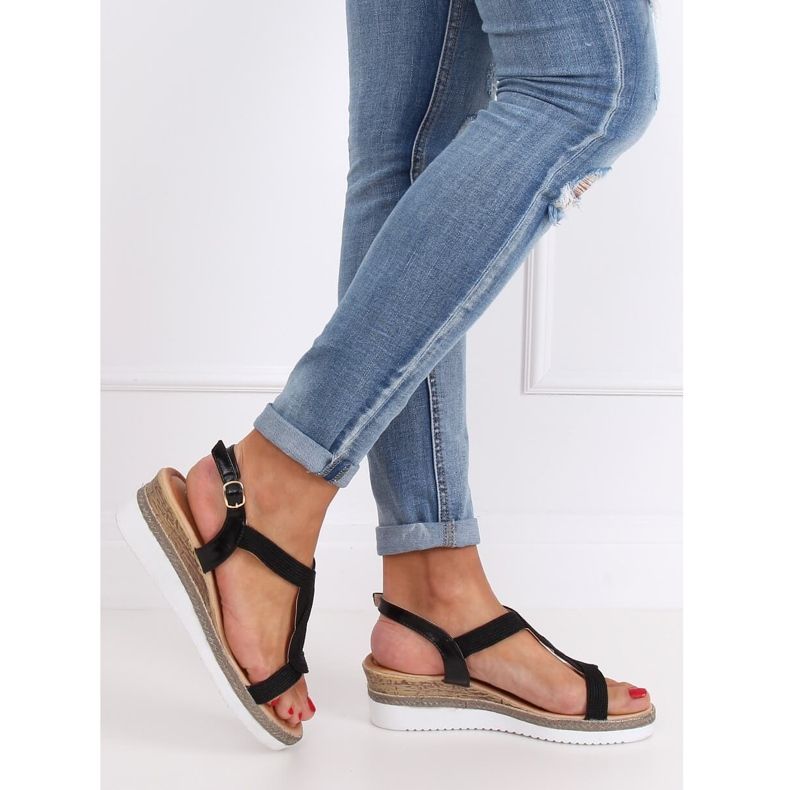 Sandálias pretas em uma cunha preta L6629 Preta preto 1