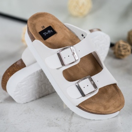 SHELOVET Chinelos brancos na plataforma 1