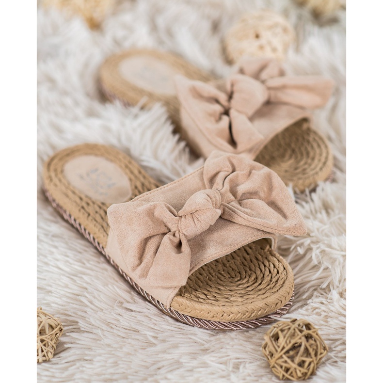 Small Swan Chinelos elegantes com laço castanho 1 Small Swan Chinelos elegantes com laço castanho 1