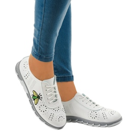 Tênis branco perfurado com a impressão JH81171-1 1