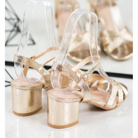 Small Swan Sandálias brilhantes em um bar amarelo 1