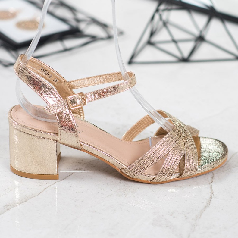 Small Swan Sandálias brilhantes em um bar amarelo 2