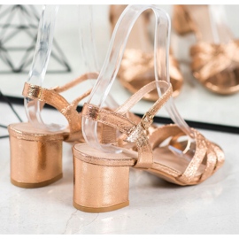 Small Swan Sandálias brilhantes em um bar dourado 1