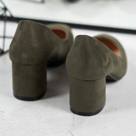 Fama Bombas de camurça em um pilar verde 1