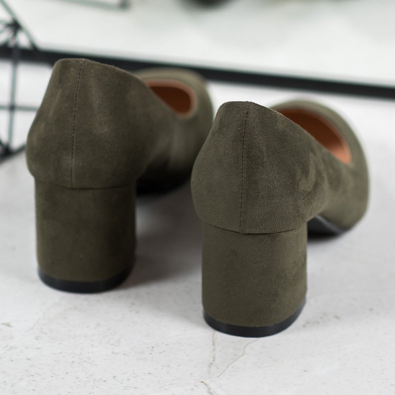 Fama Bombas de camurça em um pilar verde 1