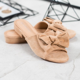 SHELOVET Chinelos bege em um salto plano 1