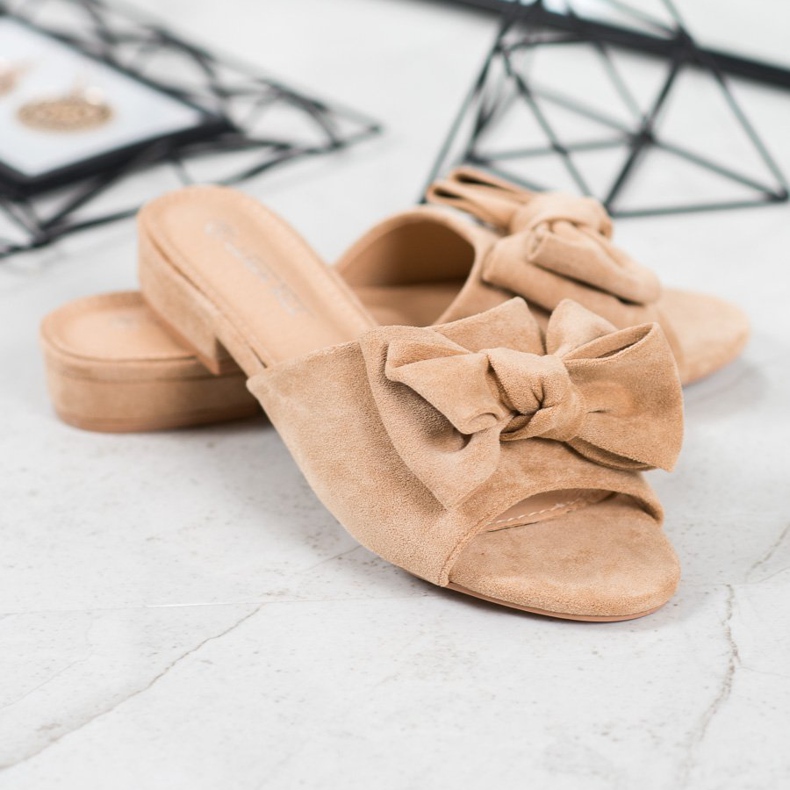 SHELOVET Chinelos bege em um salto plano 1