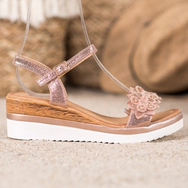 Mannika Cunhas elegantes com decorações rosa 2 Mannika Cunhas elegantes com decorações rosa 2