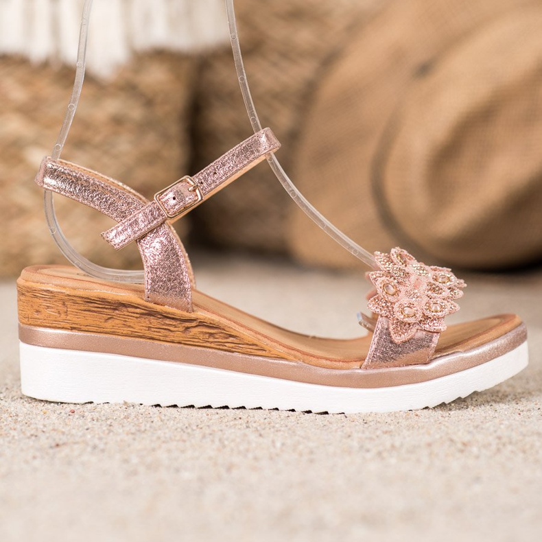 Mannika Cunhas elegantes com decorações rosa 2 Mannika Cunhas elegantes com decorações rosa 2