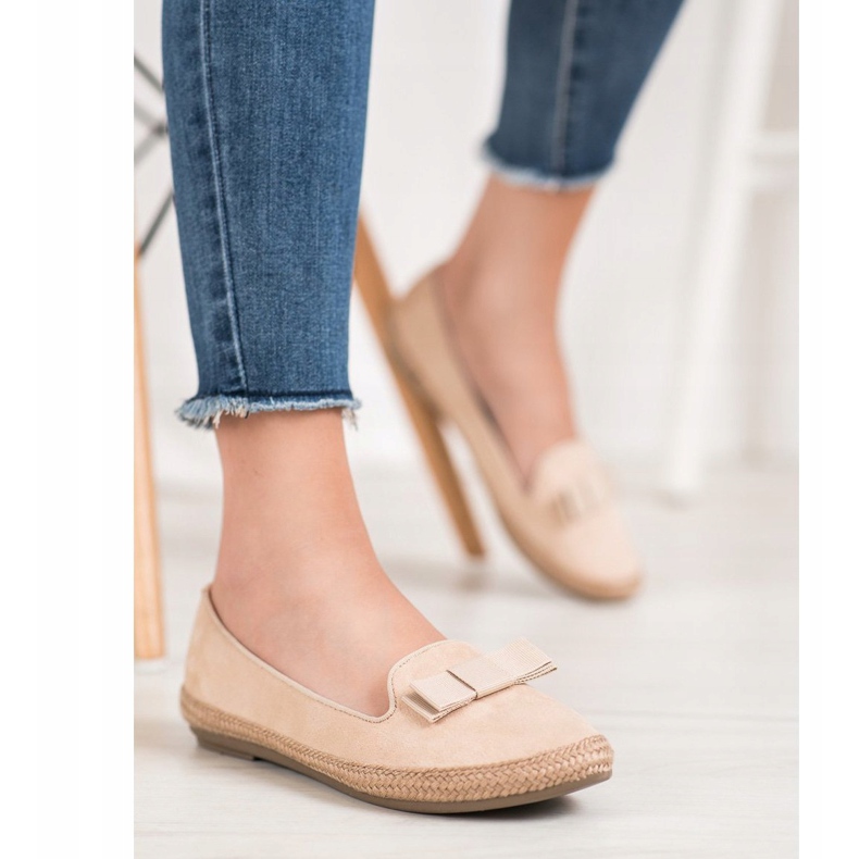 Lordes clássicos com um arco VINCEZA bege 1 Lordes clássicos com um arco VINCEZA bege 1