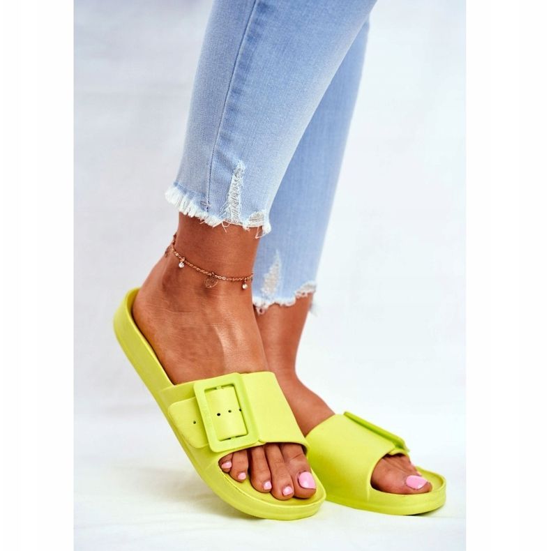 Chinelos femininos Big Star com fivela verde FF274A390 1