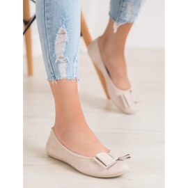 Bona Bailarina Estilosa Com Um Arco marrom 2