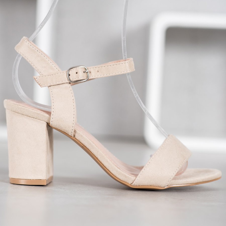 Nio Nio Sandálias em um bar castanho 2