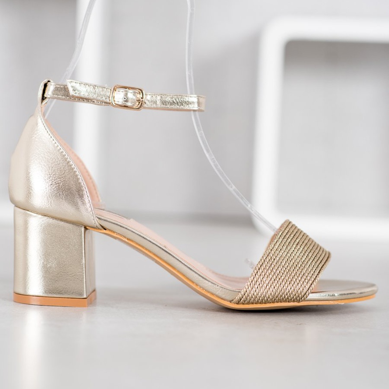 Nio Nio Sandálias elegantes em um bar amarelo 2